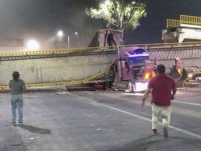 Un tráiler destruye un puente peatonal en la autopista México-Texcoco