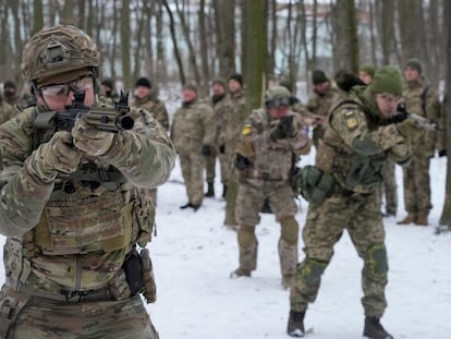 Voluntarios del ejército ucranio entrenan en un parque de Kiev este sábado.

