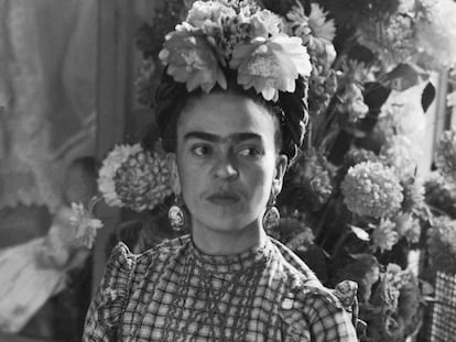 La pintora Frida Kahlo en una fotografía de 1944. En video, el legado artístico de Kahlo se extiende hasta nuestros días.