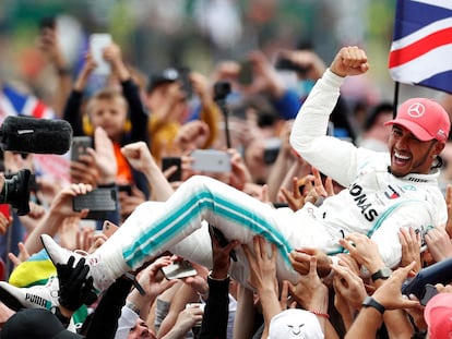 Hamilton celebra con la afición su victoria en Silverstone en 2019.