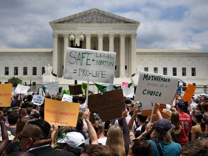 Activistas a favor del aborto sostienen carteles afuera de la Suprema Corte en Washington, DC, el 24 de enero de 2022. 