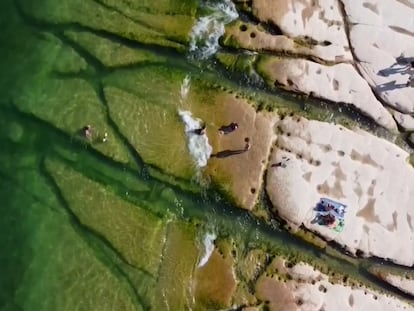 Orilla rocosa de Sirmione, un pequeño pueblo turístico en el Lago de Garda, al norte de Italia.