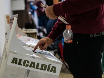 Ciudadanos votan en la colonia Del Carmen, en Coyoacaán, en junio de 2021.