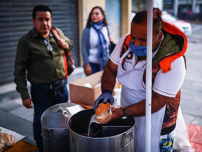 Un comerciante prepara una torta de tamal en la Colonia Roma en Ciudad de México. 