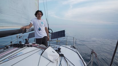 El navegante Dídac Costa en el puerto de Garraf, Barcelona, a pocos meses de una nueva edición de la Vendée Globe.