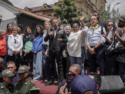 “Petro no está solo”: el presidente logra una gran marcha en Bogotá en medio de la crisis política