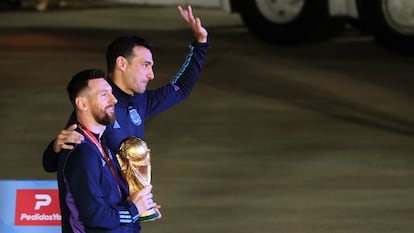 Lionel Messi de la seleccin argentina de ftbol saluda con el trofeo del Mundial de Ftbol Qatar 2022 junto al seleccionador Lionel Scaloni a su llegada hoy, al Aeropuerto Internacional de Ezeiza a unos 22km de Buenos Aires (Argentina). 