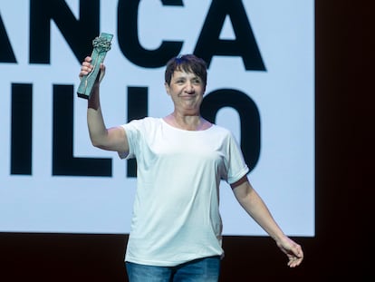La actriz Blanca Portillo posa con el Premio Málaga Sur del Festival de Málaga, el 12 de marzo de 2023, en Málaga.
