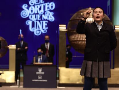 Paula Figuereo y Yanisse Alexandra, las dos niñas de la residencia de San Ildefonso posan minutos después de cantar El Gordo.