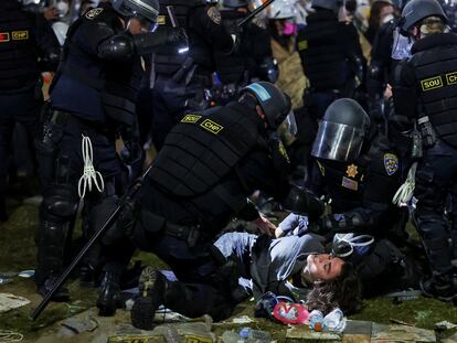 La policía detiene a una manifestante en el campus de Los Ángeles de la Universidad de California, este jueves.