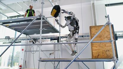 El robot de Boston Dynamics levanta los brazos.