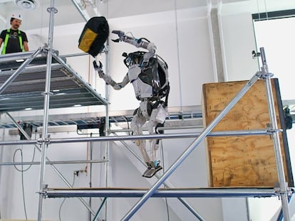 El robot de Boston Dynamics levanta los brazos.