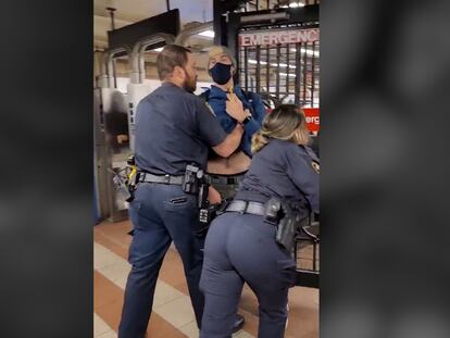 La policía de Nueva York desaloja a un joven del metro.