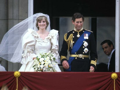 El príncipe de Gales y lady Diana Spencer en el balcón del palacio de Buckingham, el día de su boda, en 1981. En vídeo, exposición en el palacio de Kensington en Londres.