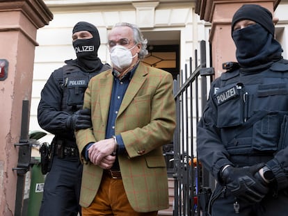 Agentes de policía detienen a Heinrich XIII Prince Reuss, uno de los presuntos cabecillas de 'Ciudadanos del Reich'.