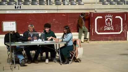 Ciudadanos acuden al centro cívico de Judizmendi de Vitoria a votar en las elecciones vascas de este domingo.