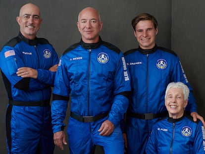 Da esquerda para a direita, Mark Bezos, seu irmão Jeff, o jovem Oliver Daemen e a pioneira Wally Funk, com os trajes da Blue Origin.