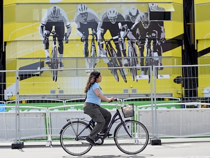 Una mujer pasa en bici por la zona de Copenhague que este año ha acogido la salida del Tour de Francia. En vídeo, recorrido en bicicleta por la capital danesa. 