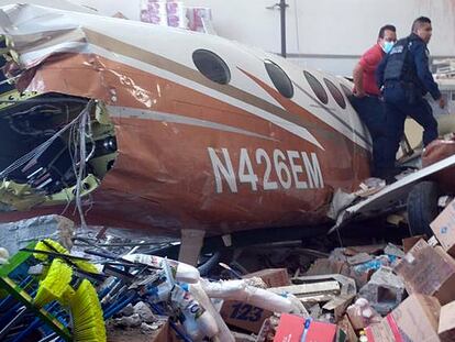 Una aeronave se estrella sobre un supermercado en el municipio de Temixco, Morelos, el 28 de marzo.