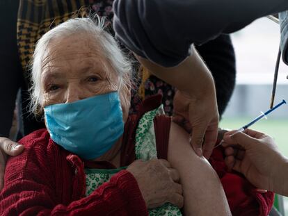 Adultos mayores de 60 años reciben la aplicación de la vacuna contra la covid-19 en el Centro Deportivo Carmen Serdán en la alcaldía Gustavo A. Madero, Ciudad de México. FOTO | VIDEO: MÓNICA GONZÁLEZ