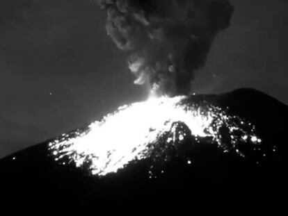 Imagen de la explosión del Popocatépetl, este viernes.