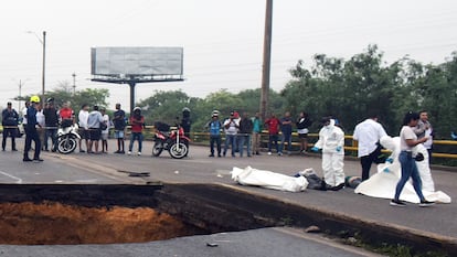 Técnicos forenses inspeccionan los cuerpos sin vida luego de la caída del puente que conecta a Barranquilla con Soledad.