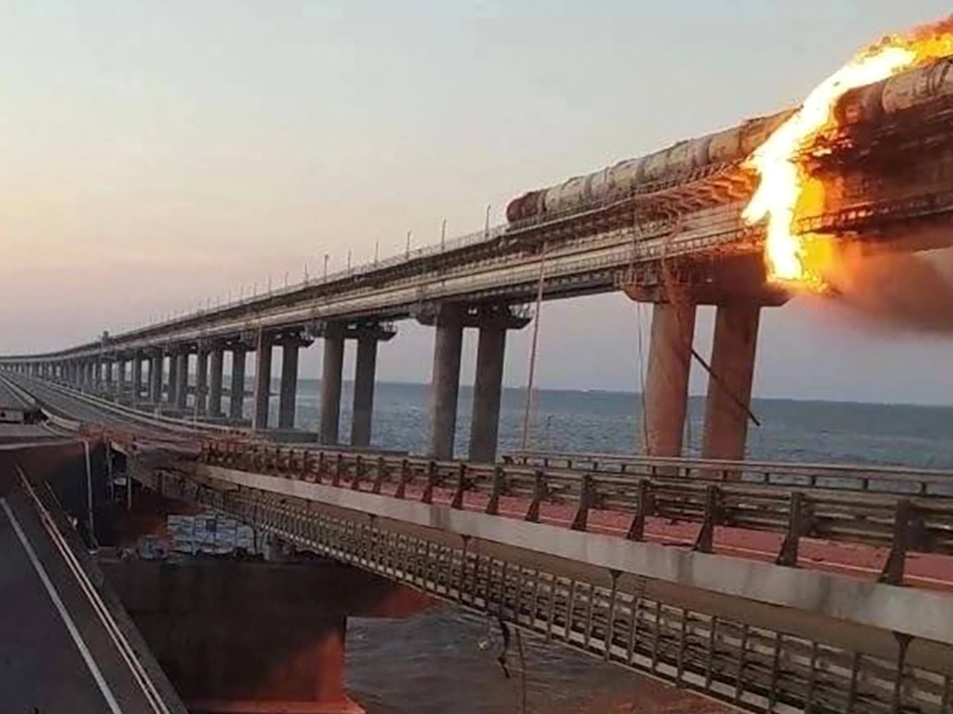 La explosión y el incendio del puente que une Crimea y Rusia
