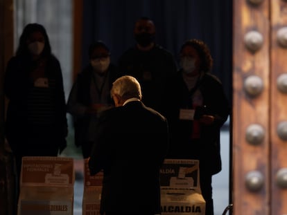 Andrés Manuel López Obrador emite su voto en el Antiguo Palacio del Arzobispado. En video, López Obrador habla sobre la jornada electoral.
