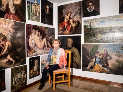 Rosa Pérez Valero, copista en el Museo del Prado desde 1965, junto a algunas de las copias que ha pintado en el museo. 