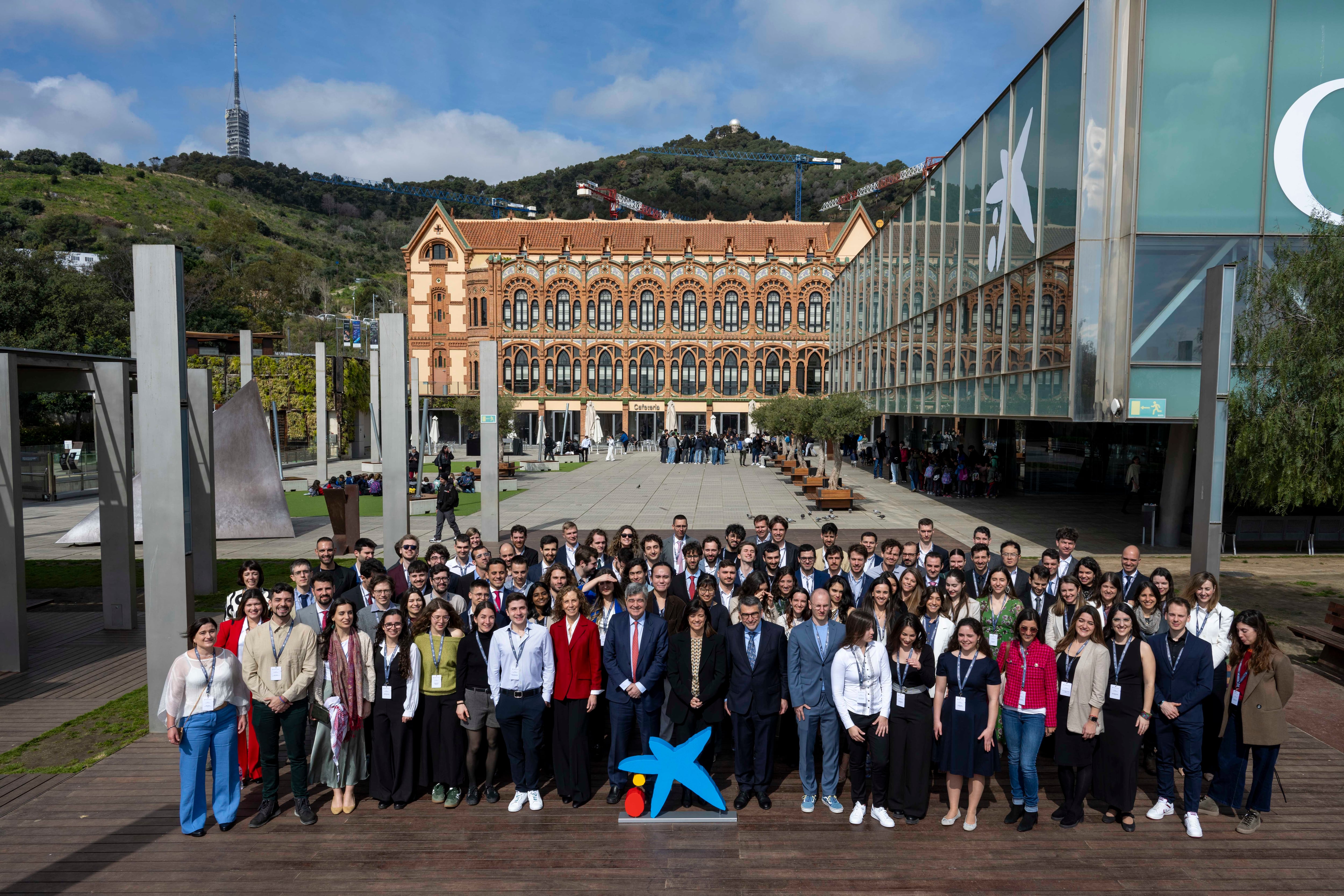 Foto de familia de los becados por Fundación la Caixa en el curso 2023/2024, el pasado 18 de marzo en el Museo de la Ciencia CosmoCaixa (Barcelona).