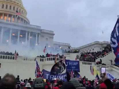 Policías se enfrentan a manifestantes al exterior del Capitolio de Estados Unidos. En el video, resumen de la jornada de protestas.