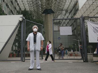 Jorge Pérez afuera del hospital del que fue despedido. En el video, él narra su historia.