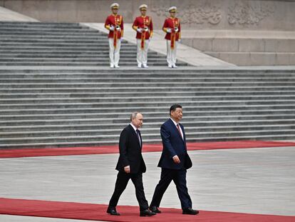 El presidente ruso, Vladímir Putin, es recibido por su homólogo chino, Xi Jinping, este jueves en Pekín.