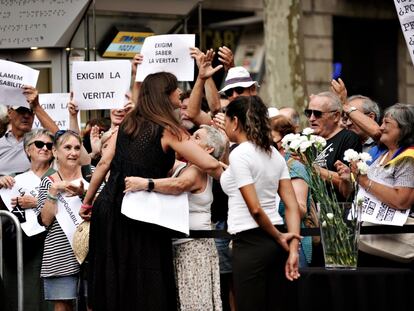 Una mujer consuela a una víctima de los atentados, durante los actos conmemorativos de este miércoles en Barcelona.
