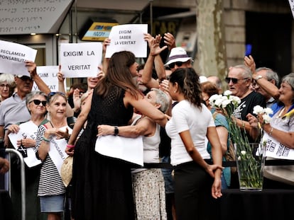 Una mujer consuela a una víctima de los atentados, durante los actos conmemorativos de este miércoles en Barcelona.
