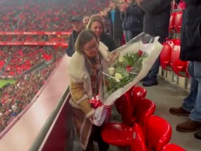 El homenaje a Miguel Ocio con la entrega de flores en la localidad del estadio
