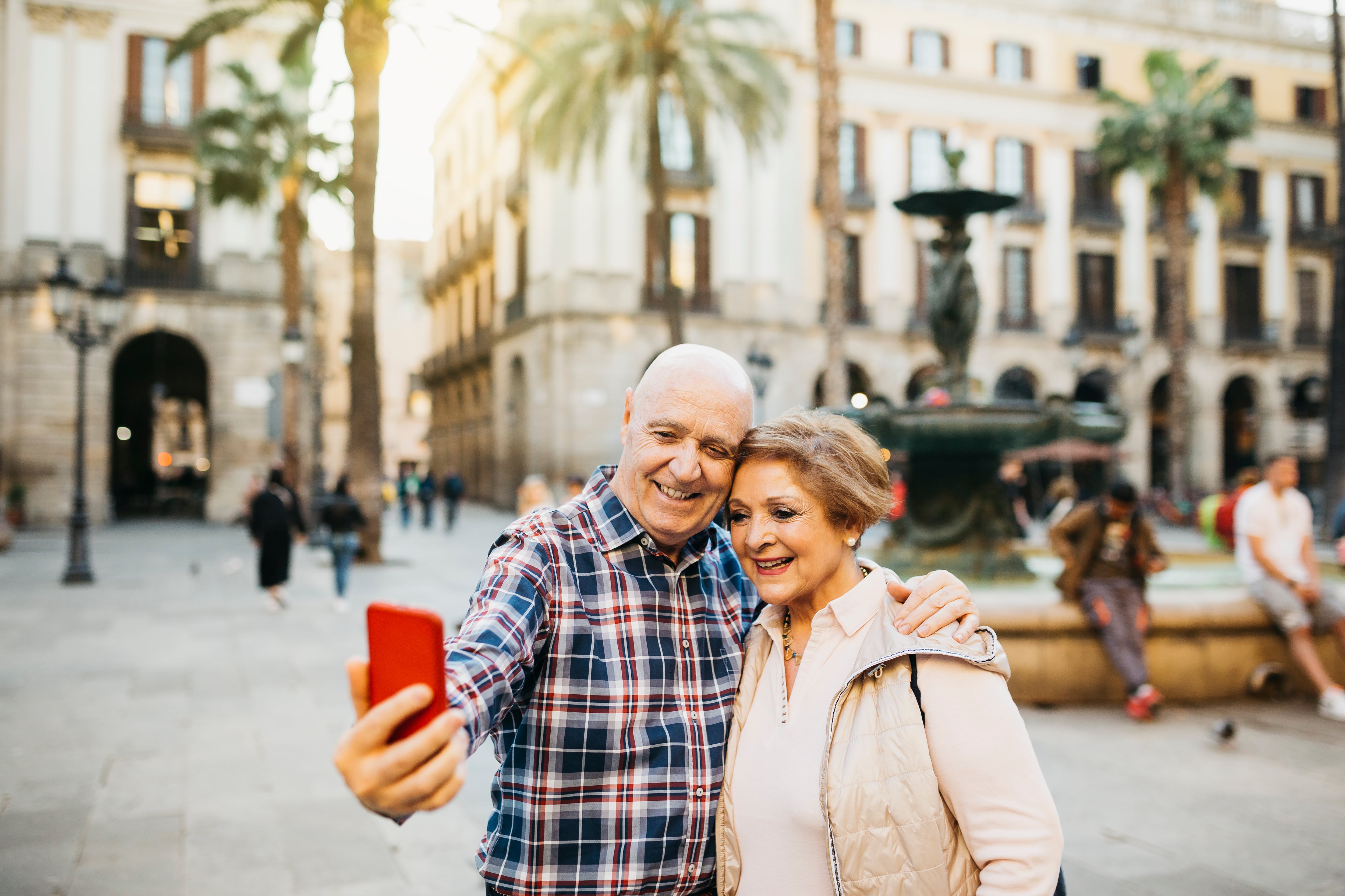 Una pareja de turistas del llamado segmento sénior (mayores de 50 años) en Barcelona.