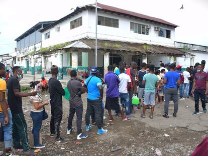 Cientos de migrantes hacen fila para iniciar el trámite de asilo o refugio en las oficinas de la Comar, en Tapachula, Chiapas, el 12 de julio de 2021. En video, las aglomeraciones de los ciudadanos haitianos en la frontera mexicana.