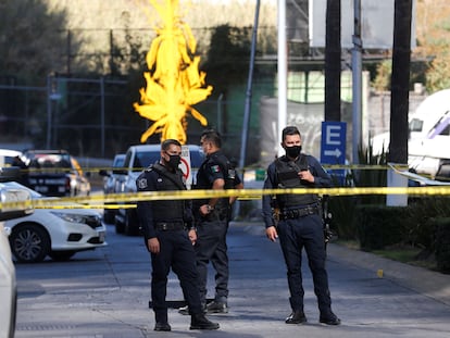 Elementos policiales acordonan la zona donde se registró hoy una balacera, en Zapopan. En video, el momento de la balacera capturado por usuarios de redes sociales.