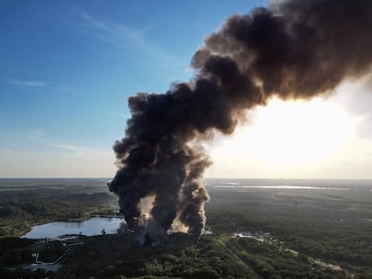 Unaa explosión en el Centro de Almacenamiento de Crudo de Petróleos Mexicanos (PEMEX, en Ixhuatlán del Sureste, estado de Veracruz, México). 