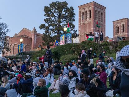 Estudiantes propalestinos de UCLA en el campamento montado en apoyo a Gaza, en Los Ángeles, el 1 de mayo.