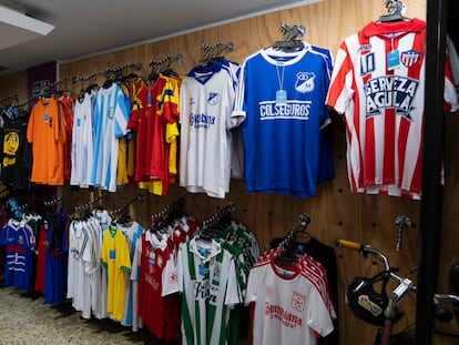 Flashback, tienda que vende camisetas de selecciones de fútbol de otras épocas, en Bogotá, el 27 de octubre de 2022.