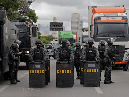 En directo, la Policía federal se enfrenta a los camioneros