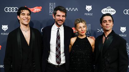 Desde la izquierda, Javier Calvo, Ernest Urtasum, Yolanda Díaz y Javier Ambrossi, en los Premios Feroz, celebrados en el Palacio de Vistalegre Arena en Madrid.