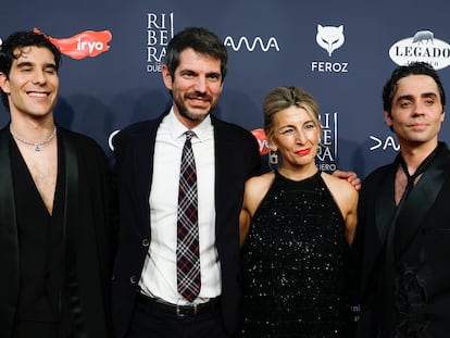 Desde la izquierda, Javier Calvo, Ernest Urtasum, Yolanda Díaz y Javier Ambrossi, en los Premios Feroz, celebrados en el Palacio de Vistalegre Arena en Madrid.