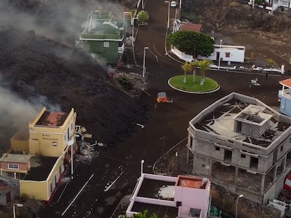 En vídeo, imágenes aéreas en las que se observa el municipio de Todoque (La Palma), mientras es devorado por la lava.
