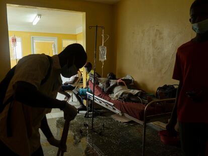 Un trabajador del Hospital de Port Salut limpia la sala donde se atiene a los heridos del terremoto que el 14 de agosto golpeó al suroeste de Haití. / En vídeo, el recorrido por el hospital Port Salut.