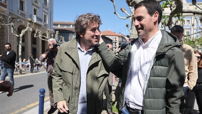 Los candidatos de PNV, Imanol Pradales (derecha), y del PSE-EE, Eneko Andueza, se saludan durante la jornada de reflexión previa a las elecciones al Parlamento vasco, este sábado en Bizkaia.