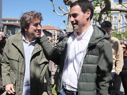 Los candidatos de PNV, Imanol Pradales (derecha), y del PSE-EE, Eneko Andueza, se saludan durante la jornada de reflexión previa a las elecciones al Parlamento vasco, este sábado en Bizkaia.