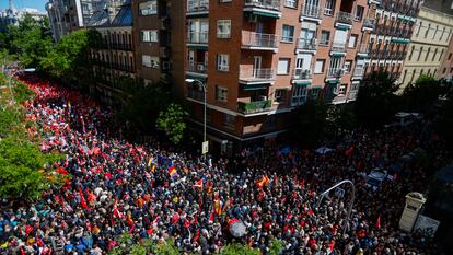 Miles de simpatizantes del PSOE, este sábado en la sede del PSOE en Ferraz.